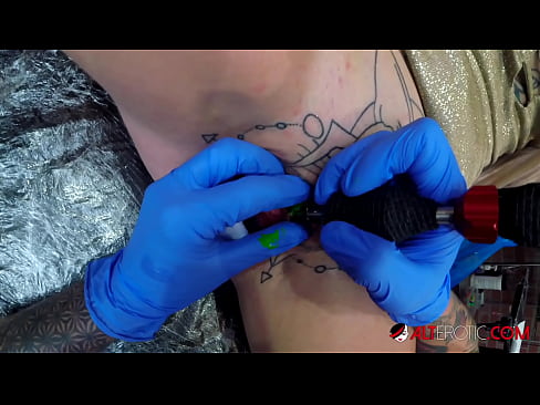 ❤️ Ekstreme tatuita varmulo Sully Savage ricevis tatuon sur sia klitoro ❌ Seksofilmeto ĉe porno eo.kassa-standupbar.ru ❌️