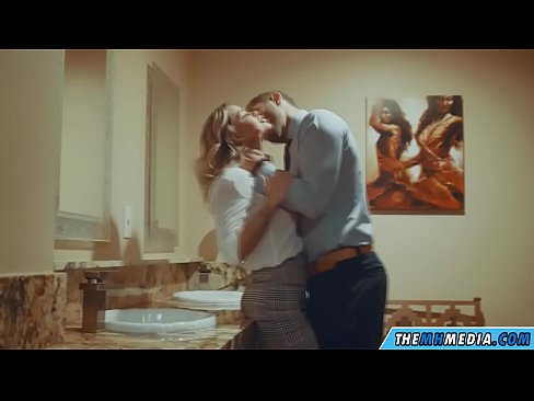 ❤️ Kiam belplena blondulo delogas vin en publika necesejo ❌ Seksofilmeto ĉe porno eo.kassa-standupbar.ru ❌️